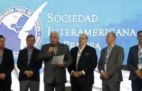 El presidente de la Sociedad Interamericana de Prensa (SIP), Gustavo Mohme, lee un comunicado el 13 de abril de 2018, junto a miembros del comité ejecutivo de la SIP, en Medellín (Colombia)