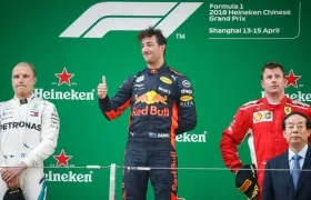 Daniel Ricciardo en el podio de los vencedores. 