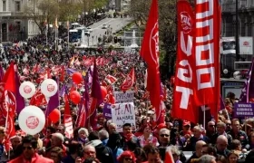 Miles de personas participan en la manifestación celebrada en Madrid con motivo del Primero de Mayo. 
