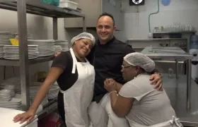 El chef del hotel Movich en Barranquilla Johnny Caballero con las internas de la Cárcel de San Diego.