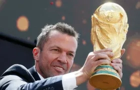 Lothar Matthäus presenta el trofeo de la Copa del Mundo. 