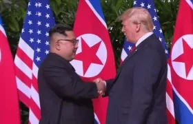Kim Jong-un y Donald Trump se dieron un apretón de manos al inicio hoy de su histórica cumbre.