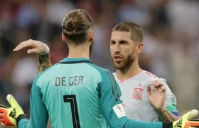 De Gea y Ramos se abrazan antes del duelo ante Portugal. 