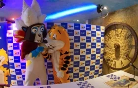 Baqui y el tigre de Sura, durante el anuncio del seguro médico a los participantes de los Centroamericanos.