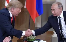 Donald Trump y Vladimir Putin estrechan sus manos durante la reunión.