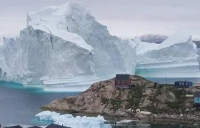Vista general de un iceberg situado al lado de la aldea de Innaarsuit, en el municipio de Avannaata, Groenlandia