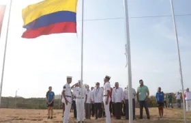 Momento en que se izó la bandera de Colombia. 
