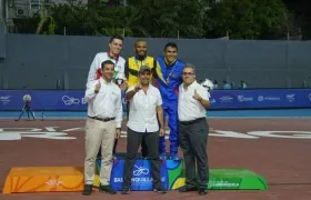 El Alcalde Alejandro Char posó con Cujavante y los demás medallistas. 