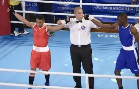 El árbitro levanta la mano a Jhon Wilmer Martínez quien le ganó a Ajayi Jones, de Barbados.