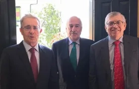 Presidentes Uribe, Pastrana y Gaviria, en la reunión de este jueves en Bogotá.