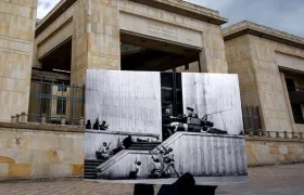 Fotografía del Palacio de Justicia con una foto de la época de los hechos