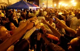 Residentes festejan con música una gran feria y lanzamiento de fuegos artificiales