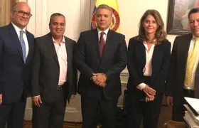 El Presidente Iván Duque, la Vicepresidenta Marta Lucía Ramírez el Alcalde Pedrito Pereira, con participantes en la reunión.