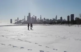 Una pareja pasea por el río Mississippi congelado, en Chicago, Illinois.