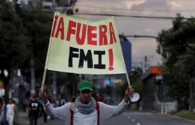 Manifestantes ecuatorianos protestan en las calles.