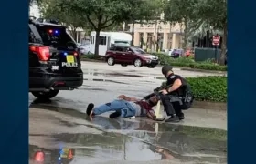 Un oficial de la Policía auxilia a una persona lesionada.