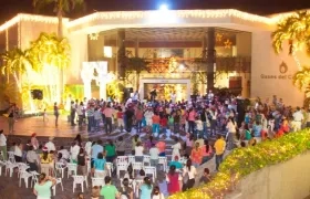 Familias congregándose en la entrada de Gases del Caribe para la novena en 2018.