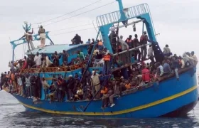 El flujo de migrantes continúa incesante, desbordando países y desafiando fronteras.