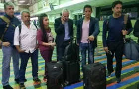 Jorge Ramos junto a su equipo periodístico de Unisivisión.