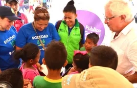 El Alcalde Joao Herrera, escuchando a los niños.