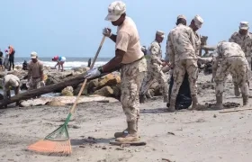 Unidades del Ejército Nacional trabajando en la limpieza.