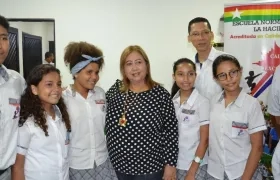 Rectora de la Normal La Hacienda Inmaculada Hernández con un grupo de estudiantes.