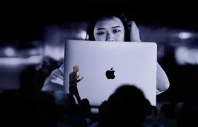 Craig Federighi, vicepresidente Senior de Ingeniería de Software en Apple, habla sobre Mac OS Catalina durante el discurso de apertura en la Conferencia Mundial de Desarrolladores de Apple.