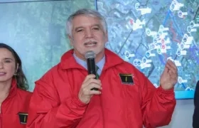 Enrique Peñalosa, Alcalde de Bogotá; a su derecha gerente de TrasMilenio, María Consuelo Araújo. 