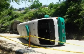 Un bus se volcó en el sector de Las Terrazas de Barranquilla