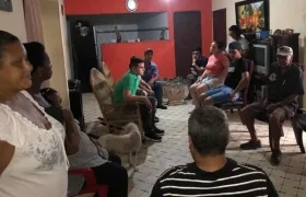 Familia de Sebastián Castro Molina reunida en su casa.