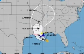 Fotografía cedida por el Centro Nacional de Huracanes (NHC) de Estados Unidos donde se muestra el pronóstico de cinco días de la tormenta tropical Barry durante su paso por la costa del Golfo de México.