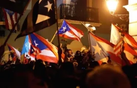 Ciudadanos de Puerto Rico celebrando la renuncia del Gobernador.