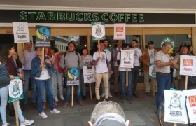 Caficultores protestaron este martes ante una tienda de la cadena estadounidense Starbucks en Bogotá