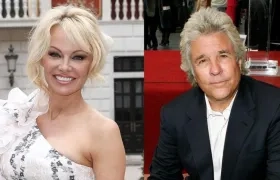 La actriz Pamela Anderson y el productor Jon Peters.
