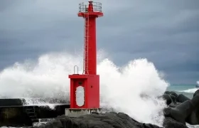 Las olas golpean el faro del puerto de Emi en Kamogawa, Japón este sábado durante el azote del tifón Chan-hom. 