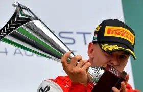 Mick, hijo de Michael Schumacher, con el trofeo de campeón. 