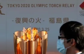 Pebetero que contiene el fuego olímpico, encendido en Grecia. 