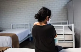 Una mujer con su bebé en un centro de acogida en Lima.