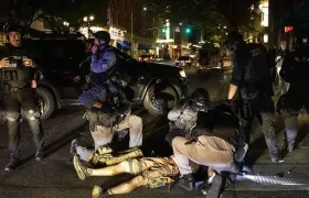 La Policía rodea el cuerpo del hombre fallecido en Portland. 