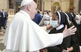 El Papa Francisco saluda a la monja colombiana Gloria Cecilia Narváez, liberada tras 4 años de secuestro.