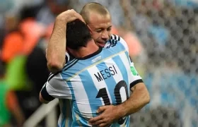 Javier Mascherano se abraza con Lionel Messi. 