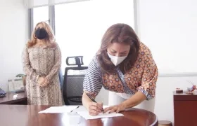 La Superservicios Natasha Avendaño, firmando el cierre de intervención, junto a la Agente Especial Ángela Patricia Rojas.