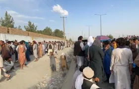Los ciudadanos afganos no podrán ir al aeropuerto. Talibanes les dijeron que se marcharan a casa.