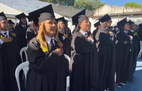 Algunas de las graduandas, felices en la ceremonia en El Buen Pastor