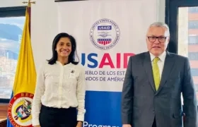 Ministro de Justicia Néstor Osuna y la directora de Misión USAID Colombia, Anu Rajaraman.