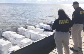 Personal de la Fuerza Naval de Honduras con el cargamento de cocaína.