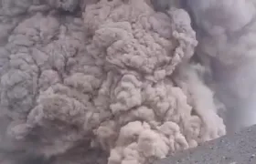 El momento de la erupción captada a pocos metros del volcán Láscar,