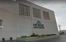 La sucursal de Bancolombia está ubicado dentro del centro comercial Miramar. 
