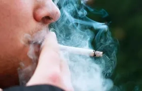 En algunos países el gobierno legislaron para que la industria del tabaco pague el costo de la limpieza de sus residuos.