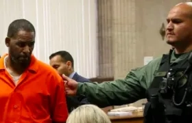 El artista R. Kelly minutos después de escuchar la sentencia.